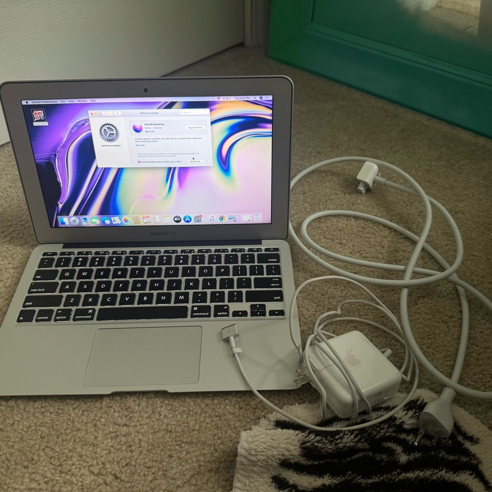 Apple MacBook Air 11” Silver with Charger